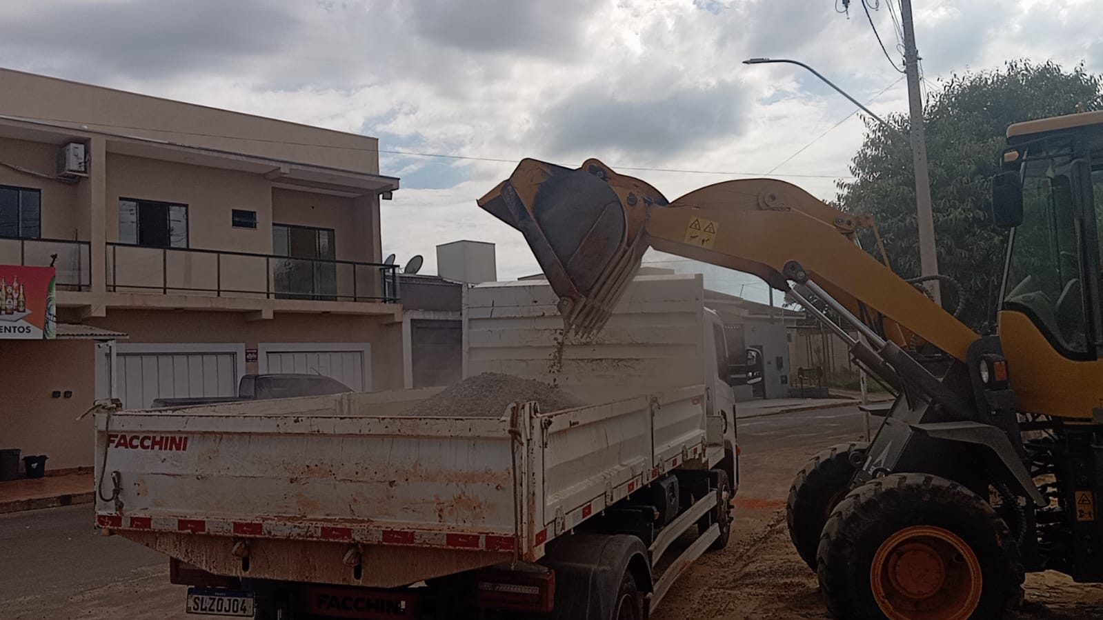 Trator carregando material